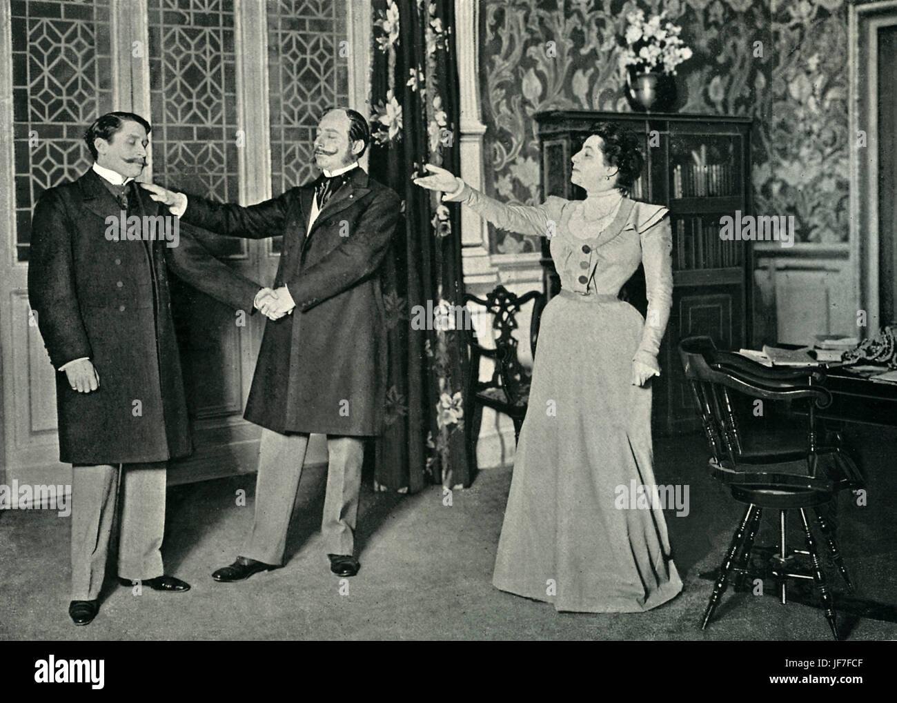 Mon Enfant par Ambroise Janvier de la Motte effectué au Théâtre National de l'Odeon au printemps 1898. Sur la photo (de gauche à droite) : Coste, Jacques ; Charles Siblot (1871-1943) comme Muller ; Henriette Henriot (1857- 1944), Mathilde. AJM : avocat et dramaturge français (1852 - 1905) Banque D'Images