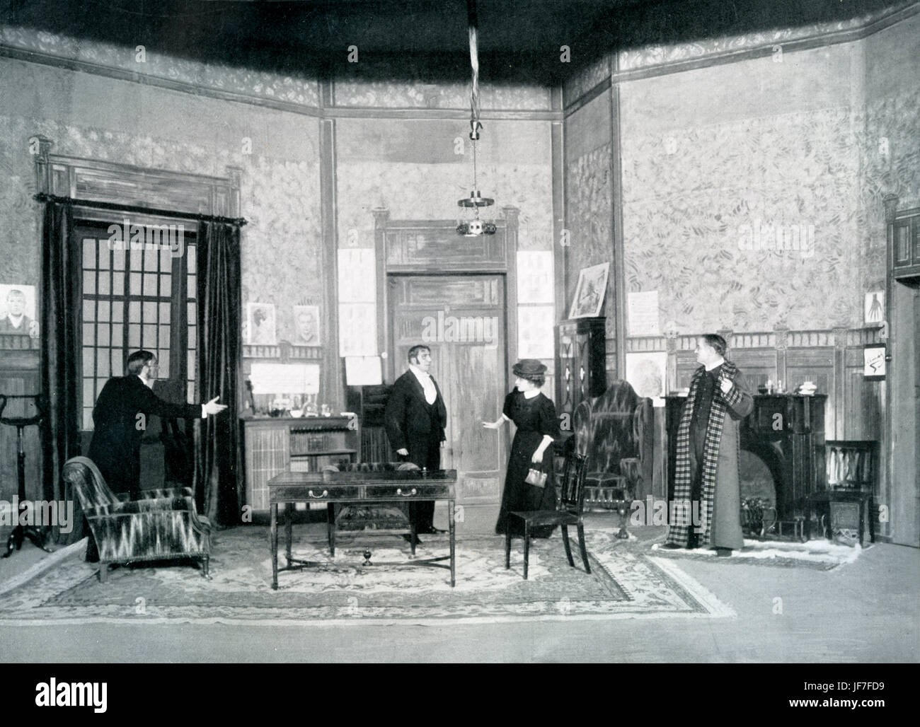 Sherlock Holmes une pièce de William Gillette, adapté par Pierre Decourcelle, initialement basé sur le personnage créé par Sir Arthur Conan Doyle. Acte III, Firmin Gémier comme Sherlock Holmes et Georges Saillard comme le docteur Watson. La production par le théâtre Antoine, Paris, 1908. Après la photographie de Larcher. ACD : auteur écossais et le crime writer 22 Mai 1859-7 juillet 1930. Banque D'Images