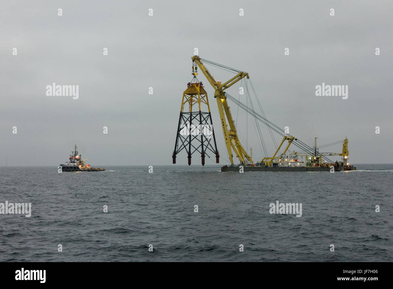 La grue flottante jambe de cisaillement TAKLIFT 4 transport d'une plate-forme pour le parc éolien offshore de Wikinger dans la mer Baltique. Banque D'Images