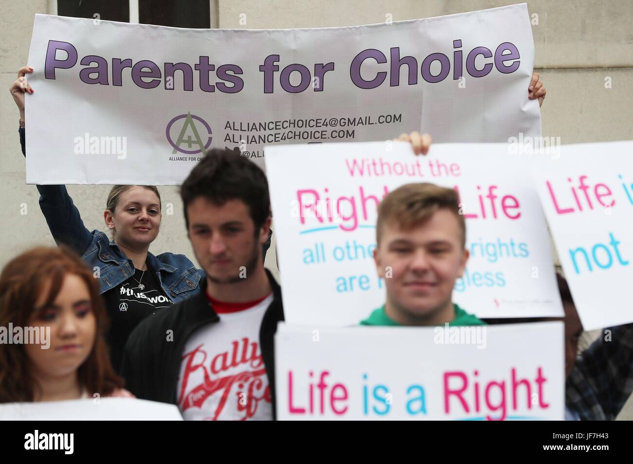 Pro-choix et les militants anti-avortement en dehors de la Royal Courts of Justice, Belfast, où la Cour d'appel a accueilli un appel contre une décision du tribunal inférieur que la législation sur l'avortement était incompatible avec la Loi sur les droits de l'homme. Banque D'Images