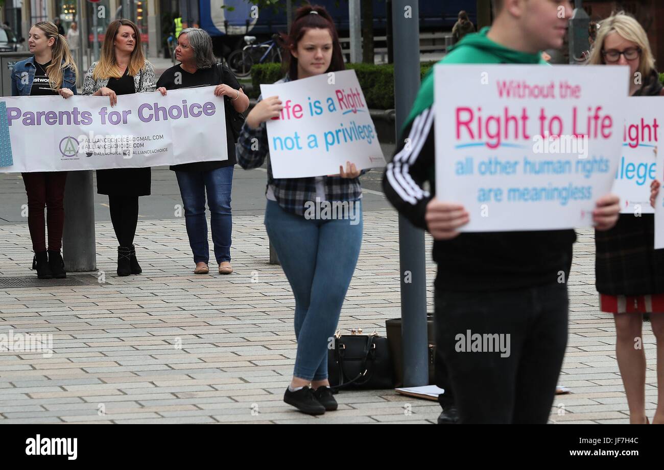 Pro-choix et les militants anti-avortement en dehors de la Royal Courts of Justice, Belfast, où la Cour d'appel a accueilli un appel contre une décision du tribunal inférieur que la législation sur l'avortement était incompatible avec la Loi sur les droits de l'homme. Banque D'Images