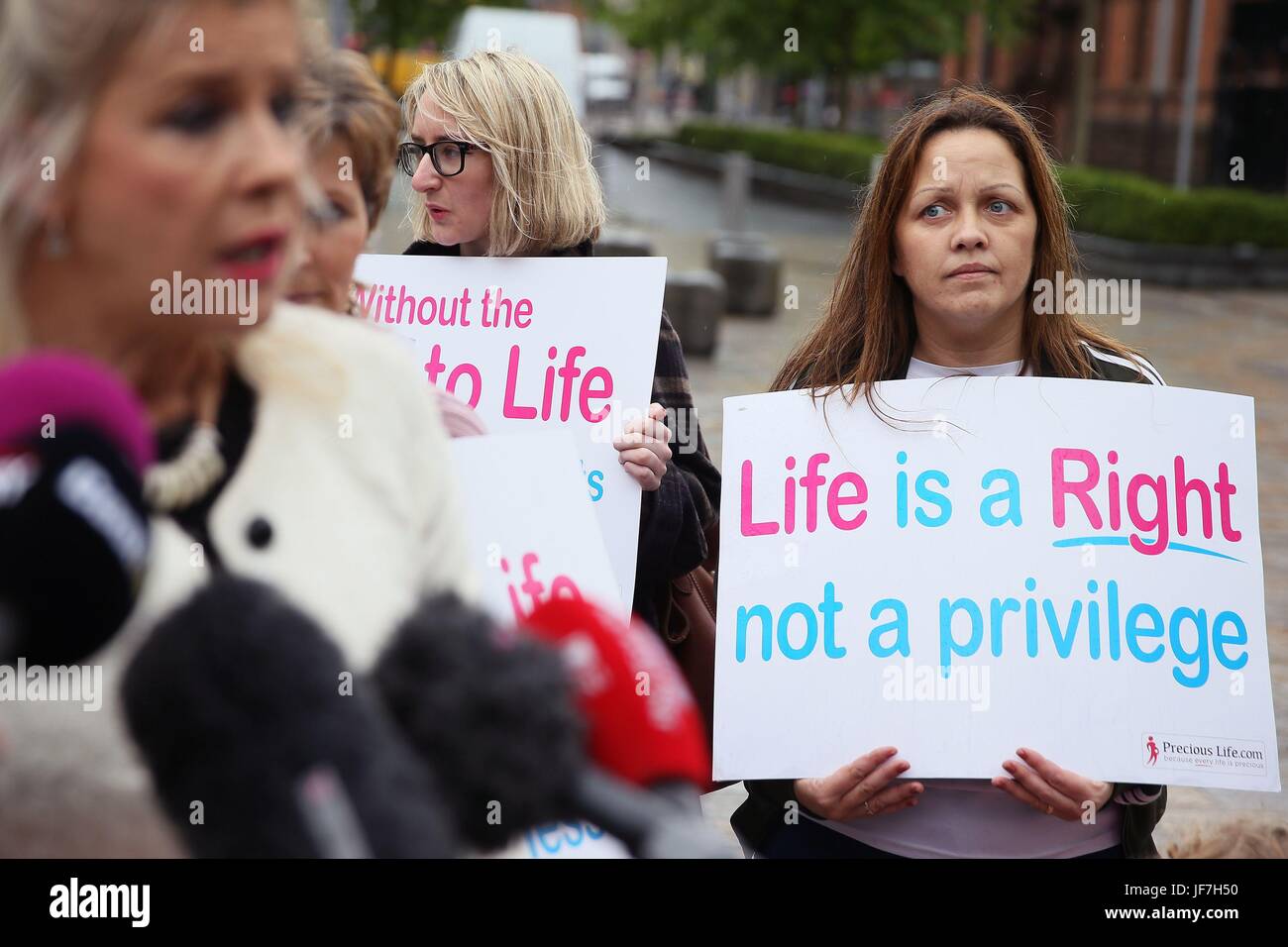 Les militants anti-avortement en dehors de la Royal Courts of Justice, Belfast, où la Cour d'appel a accueilli un appel contre une décision du tribunal inférieur que la législation sur l'avortement était incompatible avec la Loi sur les droits de l'homme. Banque D'Images