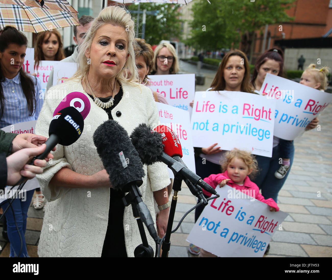 Un militant anti-avortement Bernie parle à Smyth les médias en dehors de la Royal Courts of Justice, Belfast, où la Cour d'appel a accueilli un appel contre une décision du tribunal inférieur que la législation sur l'avortement était incompatible avec la Loi sur les droits de l'homme. Banque D'Images