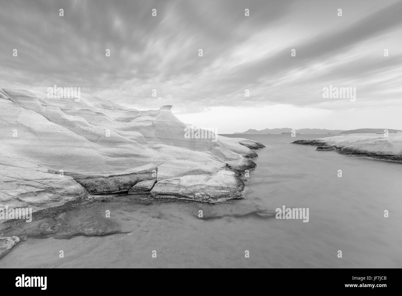 Formations de roche volcanique sur plage de Sarakiniko sur l'île de Milos, en Grèce. Banque D'Images