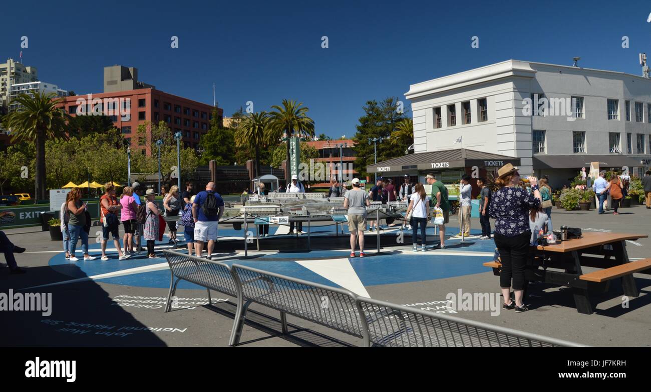 Alcatraz Cruises dans le Port de San Francisco à partir du 1er mai 2017, California USA Banque D'Images