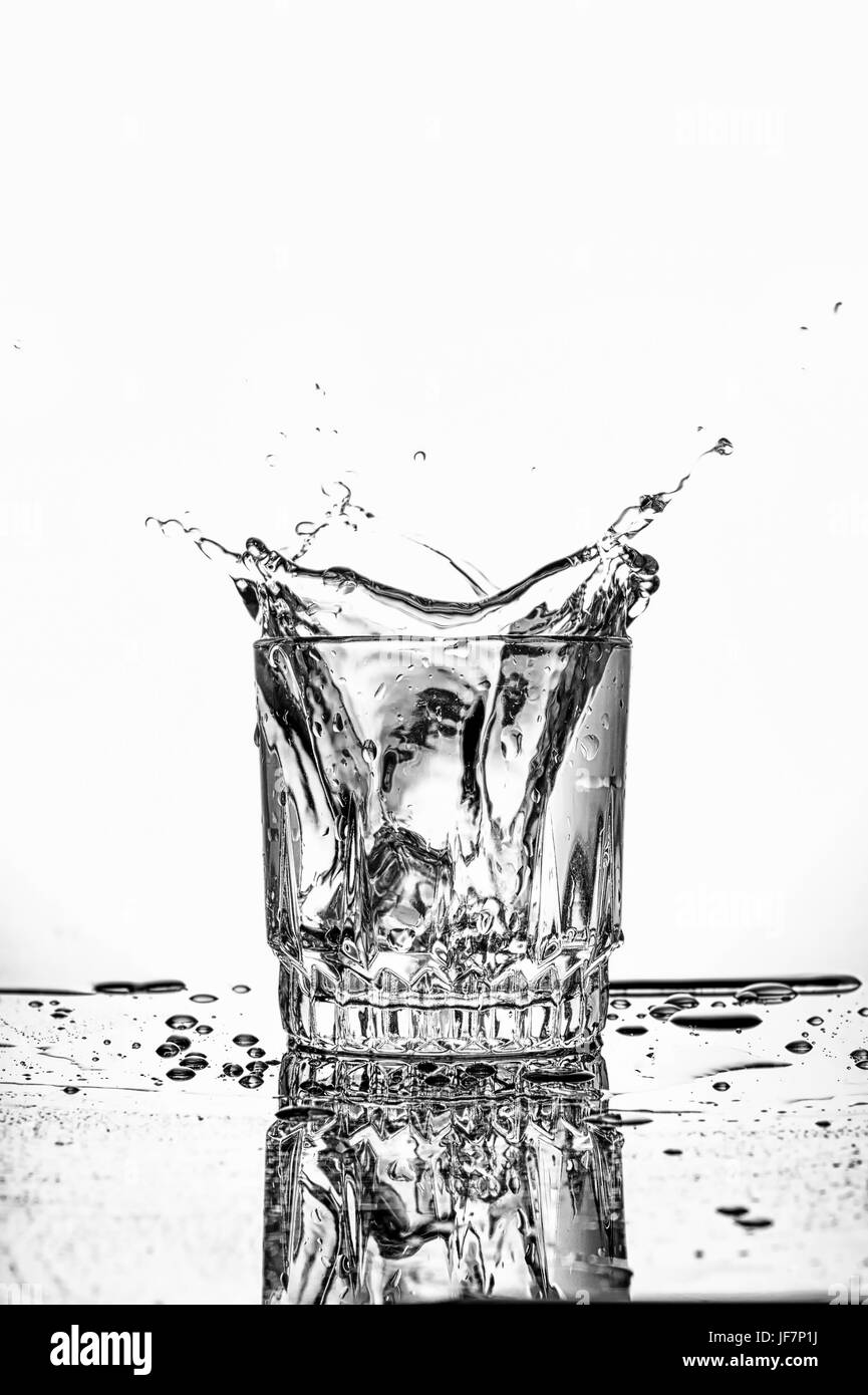 Un cube de glace dans un verre d'eau la création d'une touche Banque D'Images
