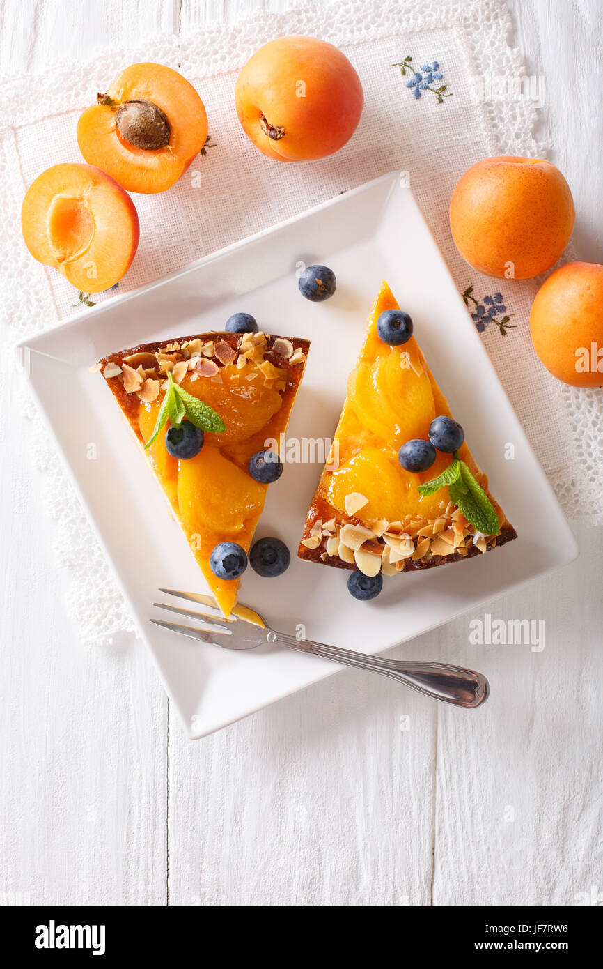 Cheesecake abricot myrtille avec gros plan sur une assiette. vertical Vue de dessus Banque D'Images