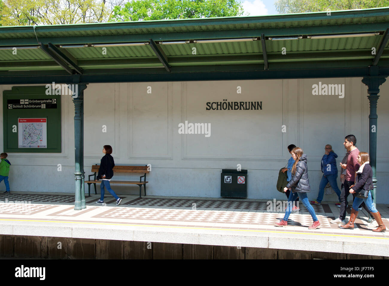 Vienne, AUTRICHE - avril 30th, 2017 : balades et les passagers en attente d'un train dans le métro ou l'arrêt de tramway Palais de Schonbrunn Banque D'Images