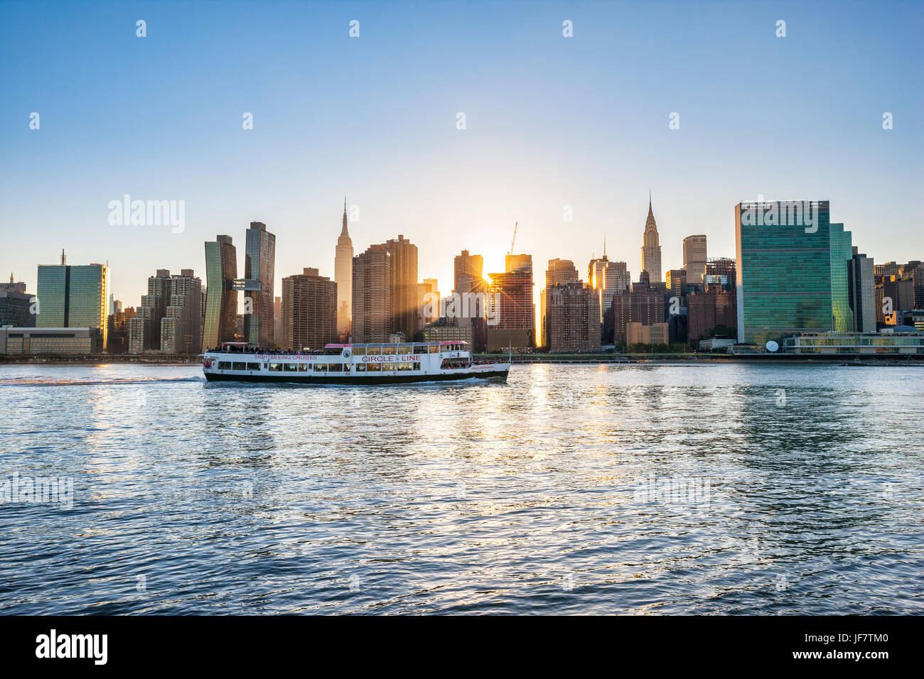 Cruis navire sur East River, Derrière Manhattan skyline, New York City Banque D'Images