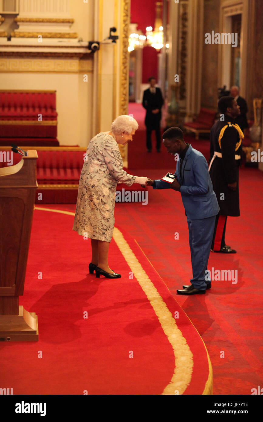 M. Joel Baraka de l'Ouganda reçoit un Queen's Young Leaders Award pour 2017 de la reine Elizabeth II lors d'une cérémonie au Palais de Buckingham à Londres. Banque D'Images