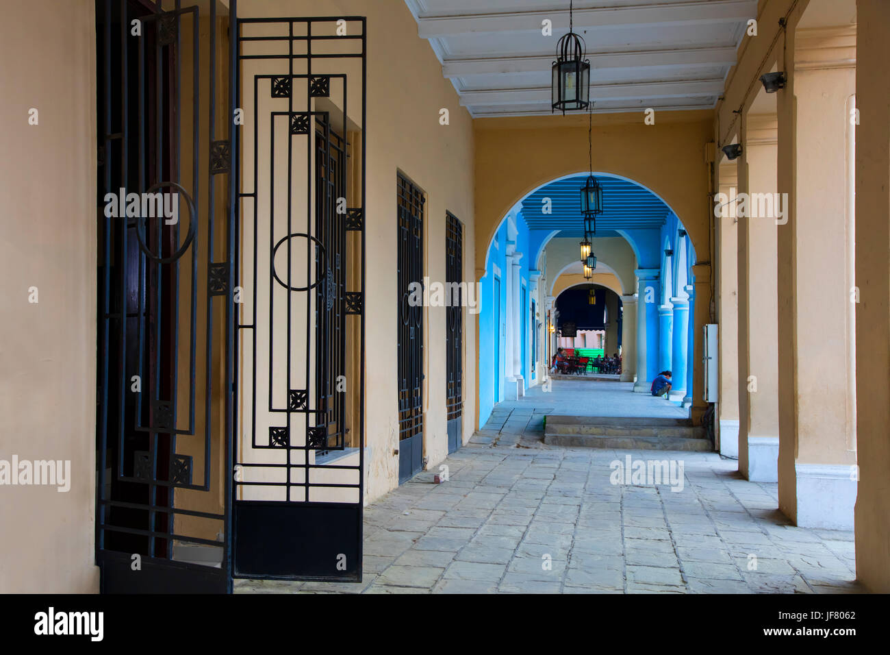 Piétons avec des arcs dans la Plaza Vieja de la Vieille Havane, LA HAVANE, CUBA Banque D'Images