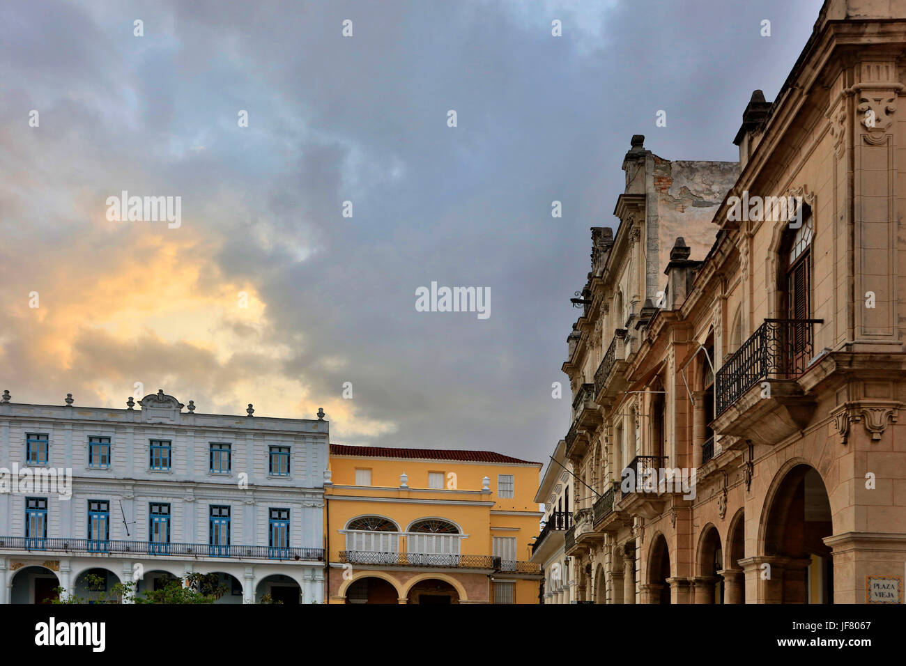 L'architecture historique entoure la Plaza Vieja de la Vieille Havane, LA HAVANE, CUBA Banque D'Images