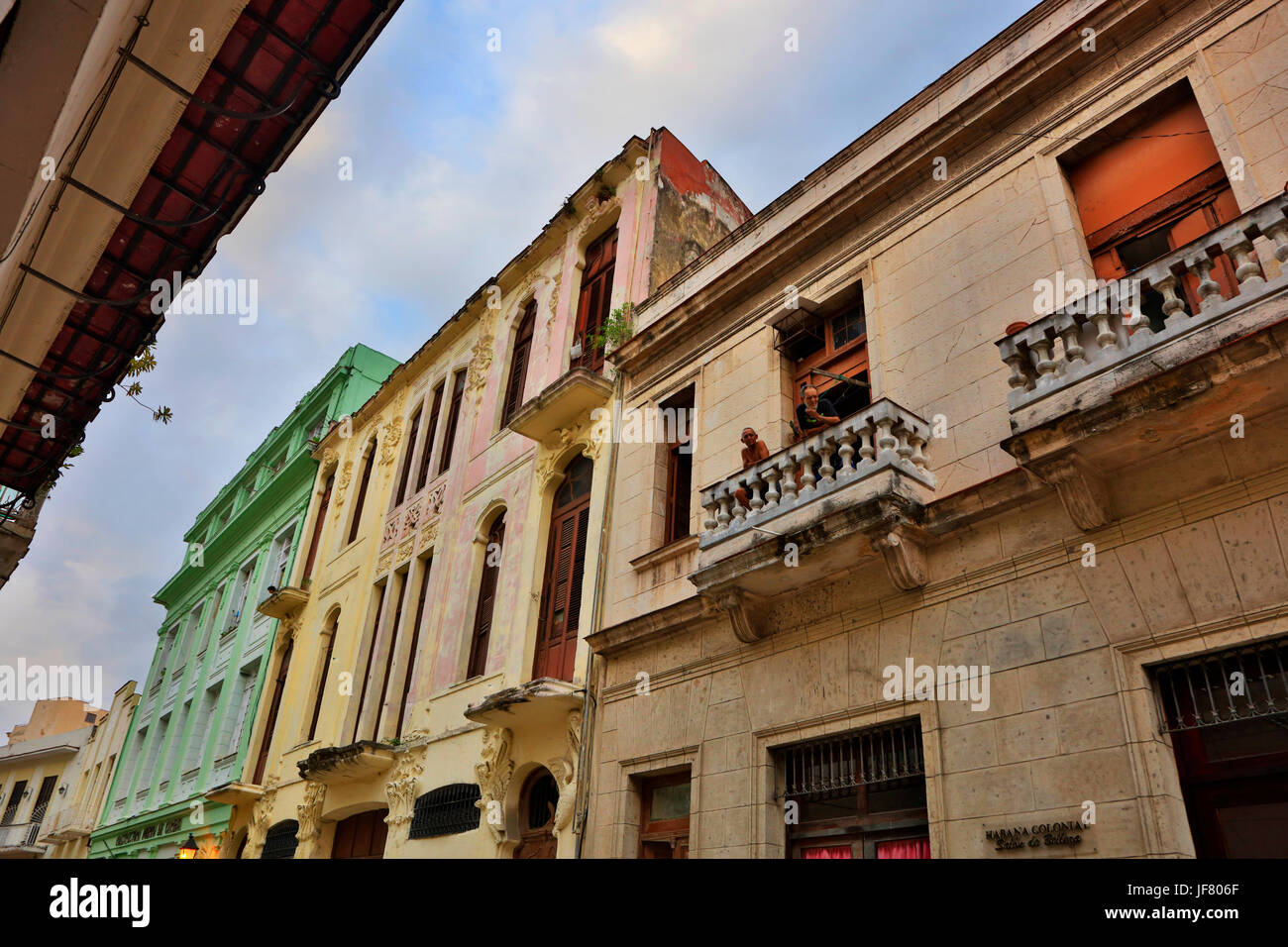 L'architecture historique entoure la Plaza Vieja de la Vieille Havane, LA HAVANE, CUBA Banque D'Images