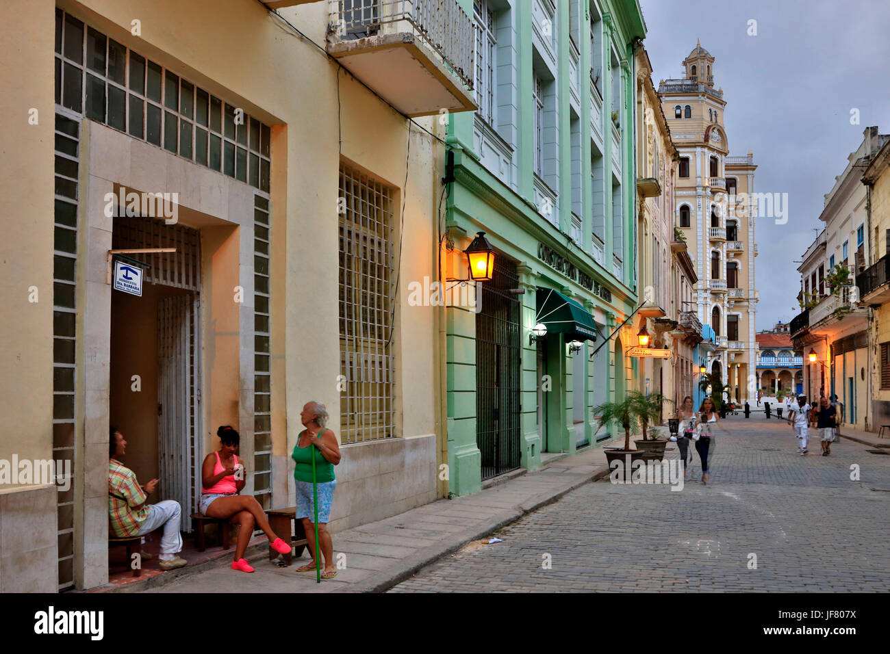 L'architecture historique le long de la rue Mercaderes dans Habana Vieja au crépuscule - LA HAVANE, CUBA Banque D'Images