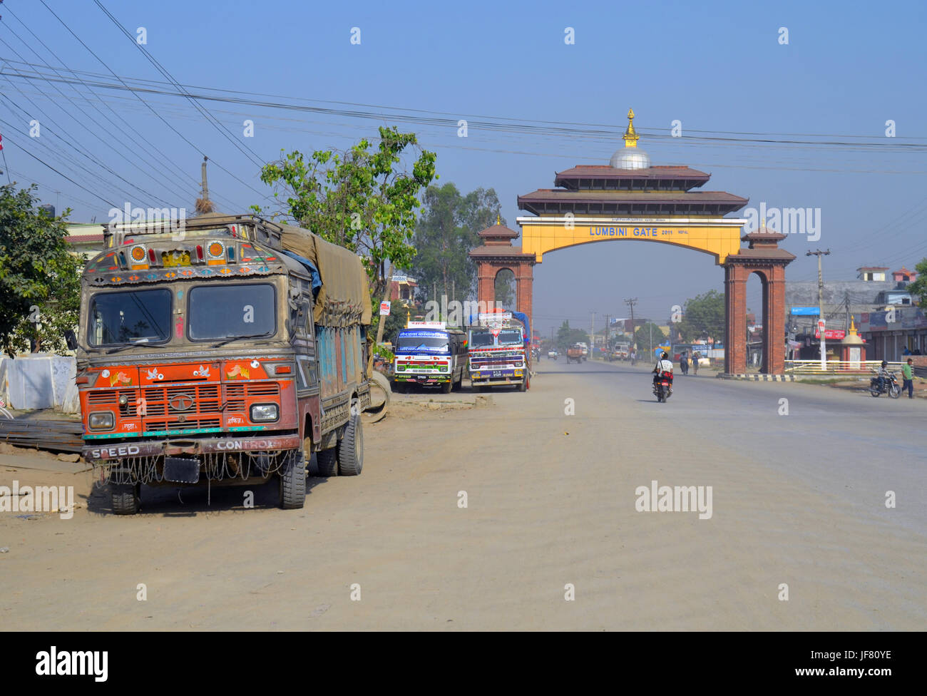 Route de Lumbini, Népal porte - Lieu de naissance de Bouddha Siddharta Gautama. Banque D'Images