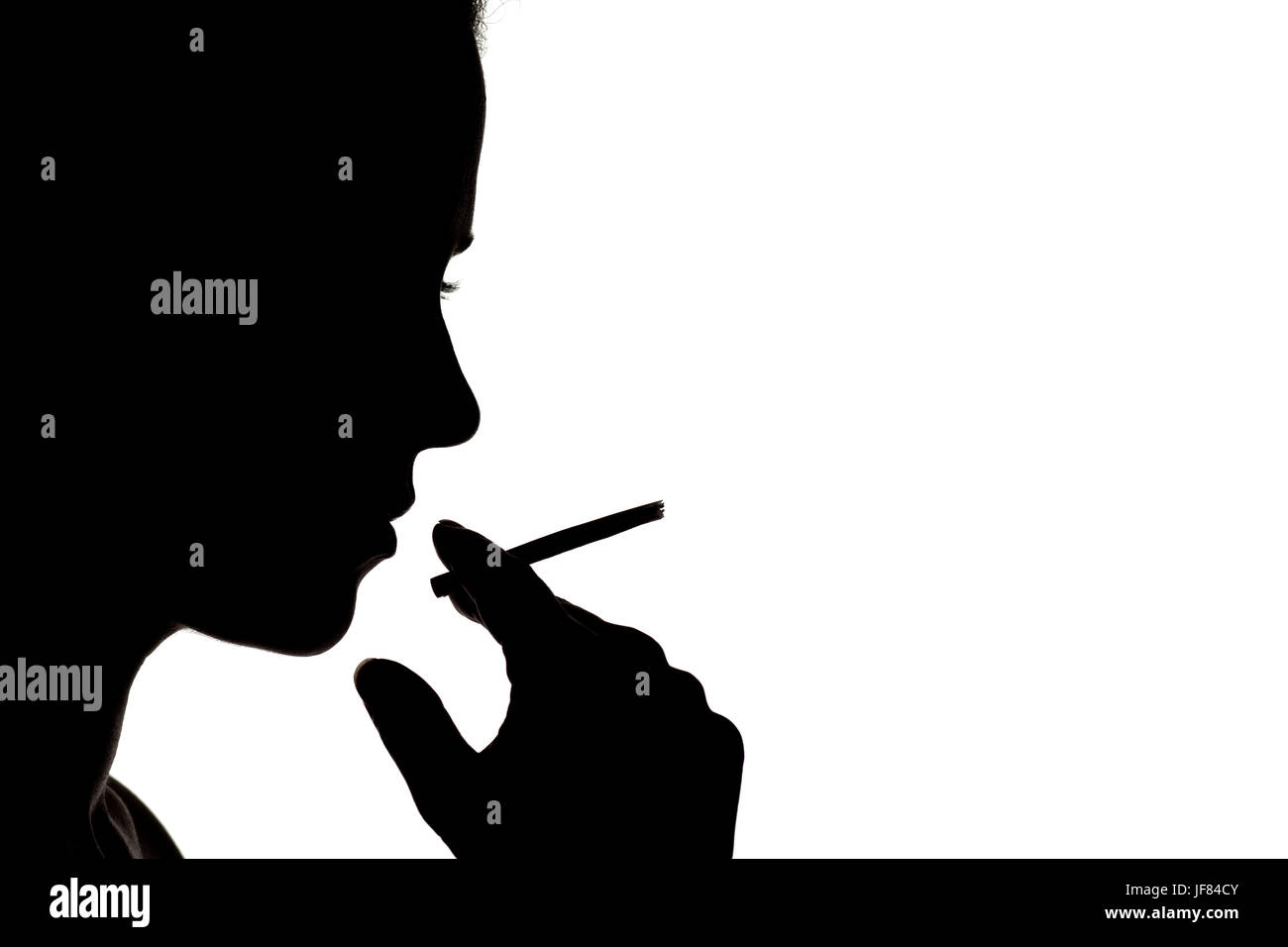 Silhouette d'une femme de profil avec la cigarette sur fond blanc Banque D'Images