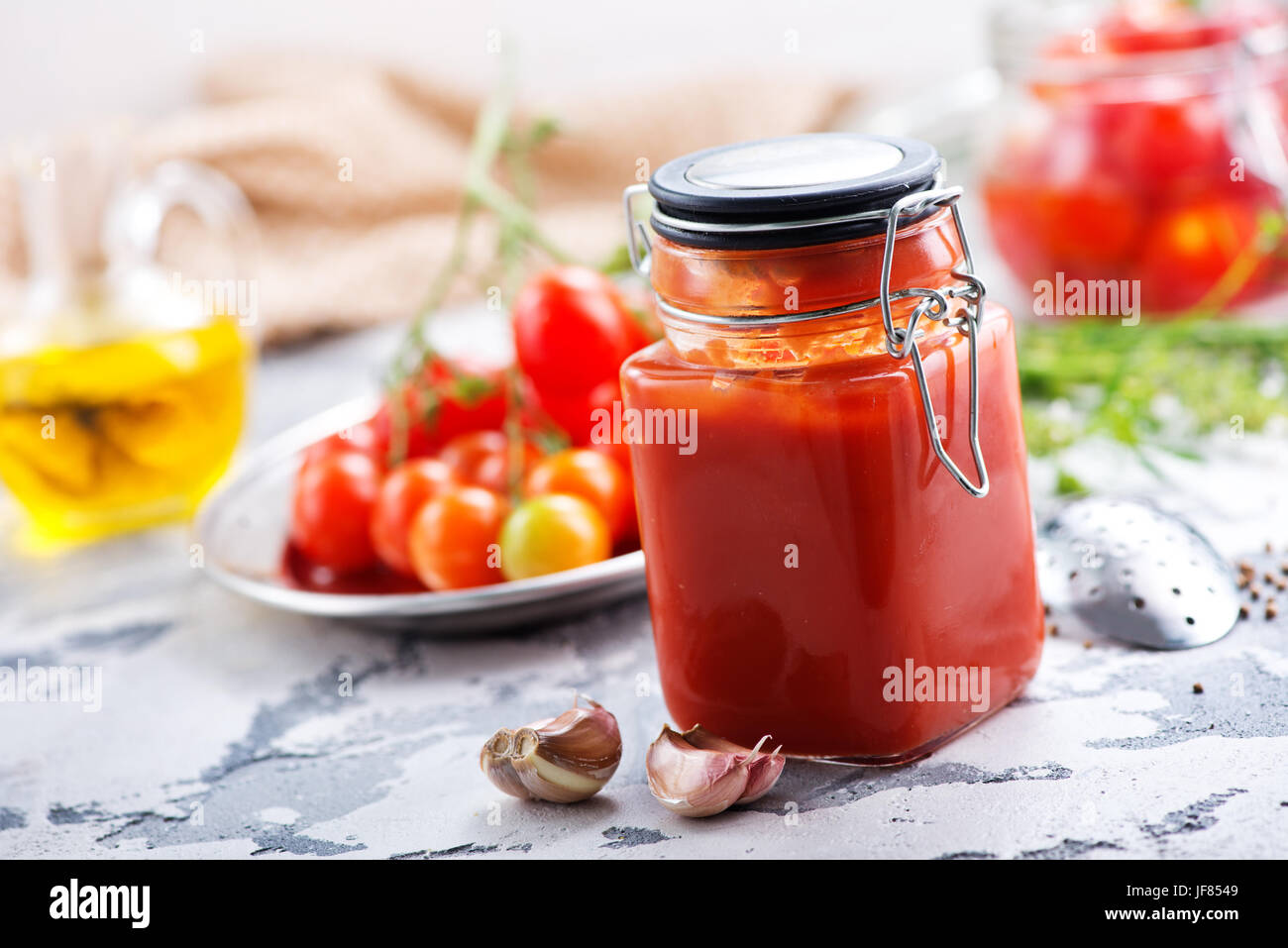 Sauce tomate avec du sel et l'arôme piquant Banque D'Images