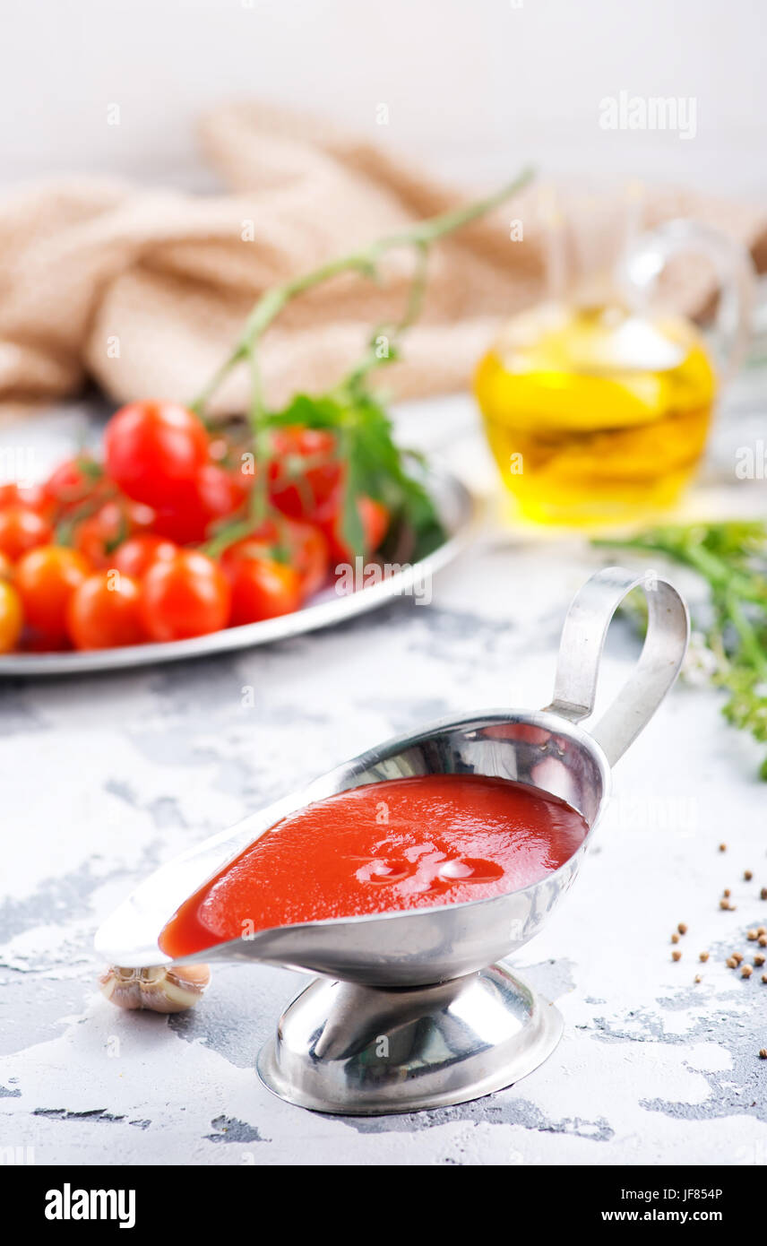 Sauce tomate avec du sel et l'arôme piquant Banque D'Images