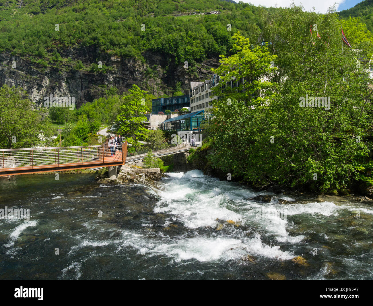 Une passerelle piétonne sur la rivière Geirangelva dans le magnifique petit village de Geiranger Région de Sunnmøre le comté de Møre og Romsdal Norvège Banque D'Images
