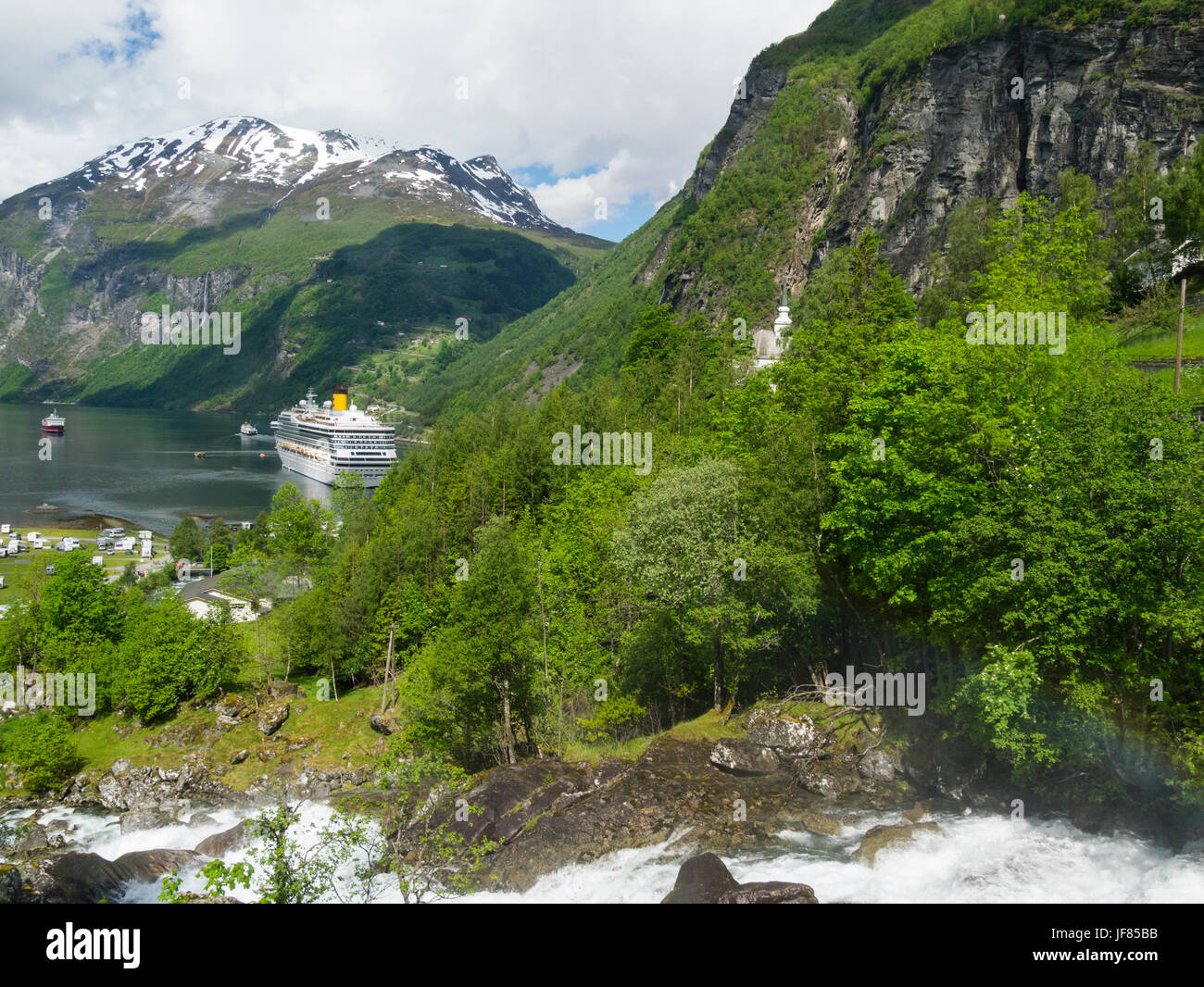 Vue vers le bas de la rivière Geirangelva Geirangerfjorden amarrés les bateaux de croisière et de camping et caravaning de la région de Sunnmøre le comté de Møre og Romsdal Norvège. Banque D'Images