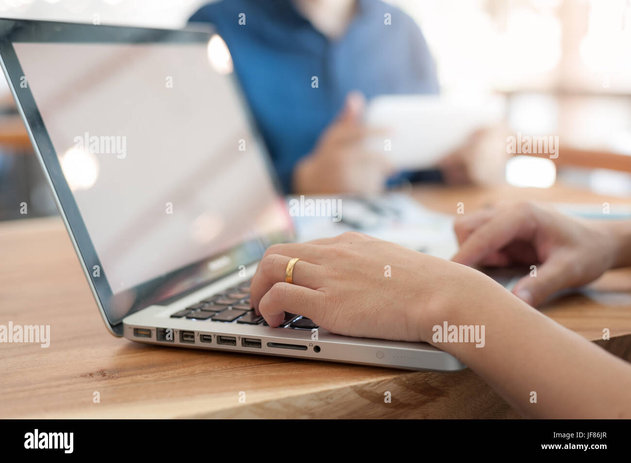 Asian male hand typing on laptop clavier de l'ordinateur lors de sa rencontre avec un collègue dans un café sur la journée. freelancer de vie et concept d'activité Banque D'Images