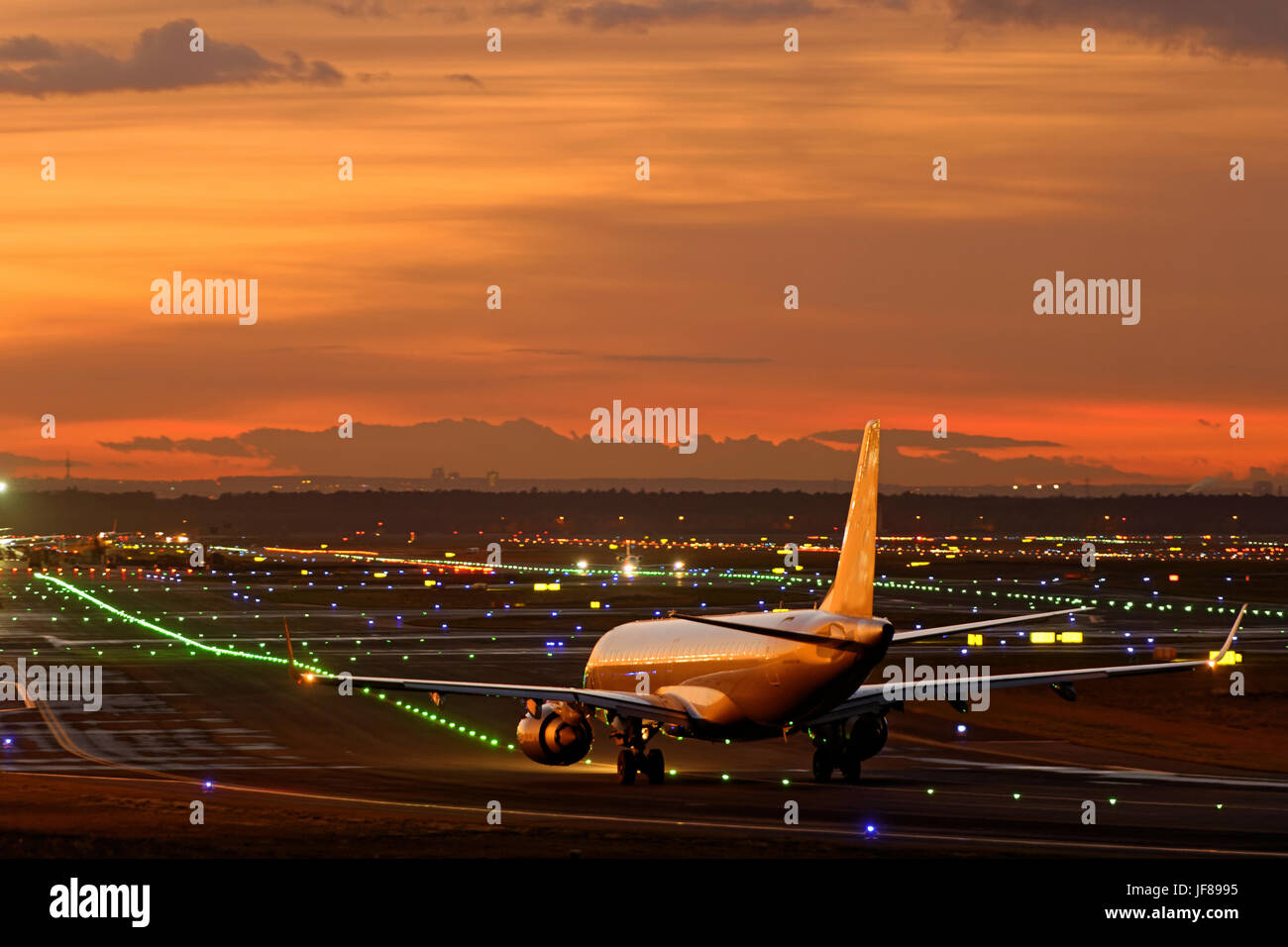 Sur la voie de circulation des avions Banque D'Images