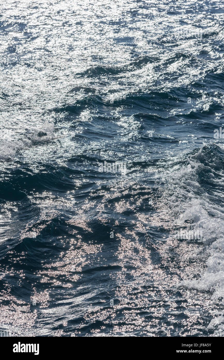 La réflexion de la lumière de l'eau bleue Banque D'Images