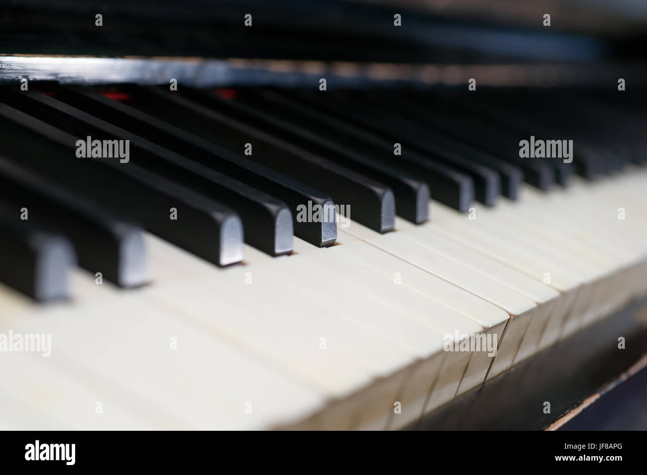 Piano antique détail. Droit aux teintes chaleureuses, selective focus Banque D'Images