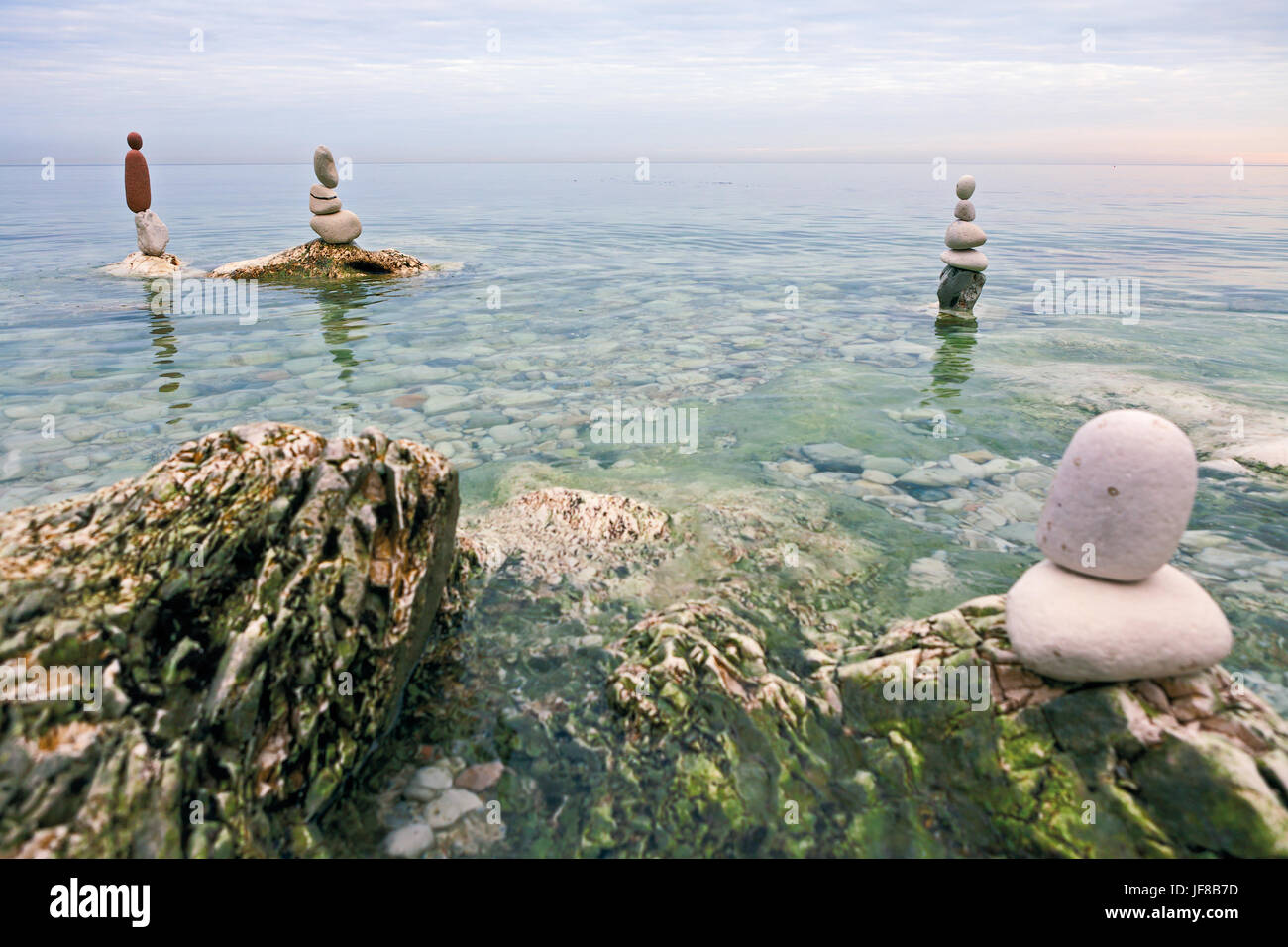 Équilibré sur le Zen pierres mer Banque D'Images