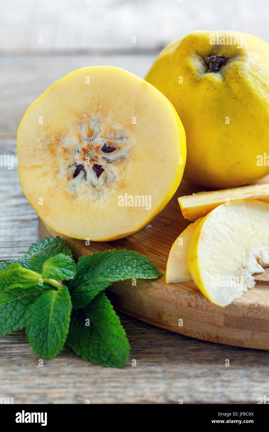 Couper le coing fruit de près. Banque D'Images