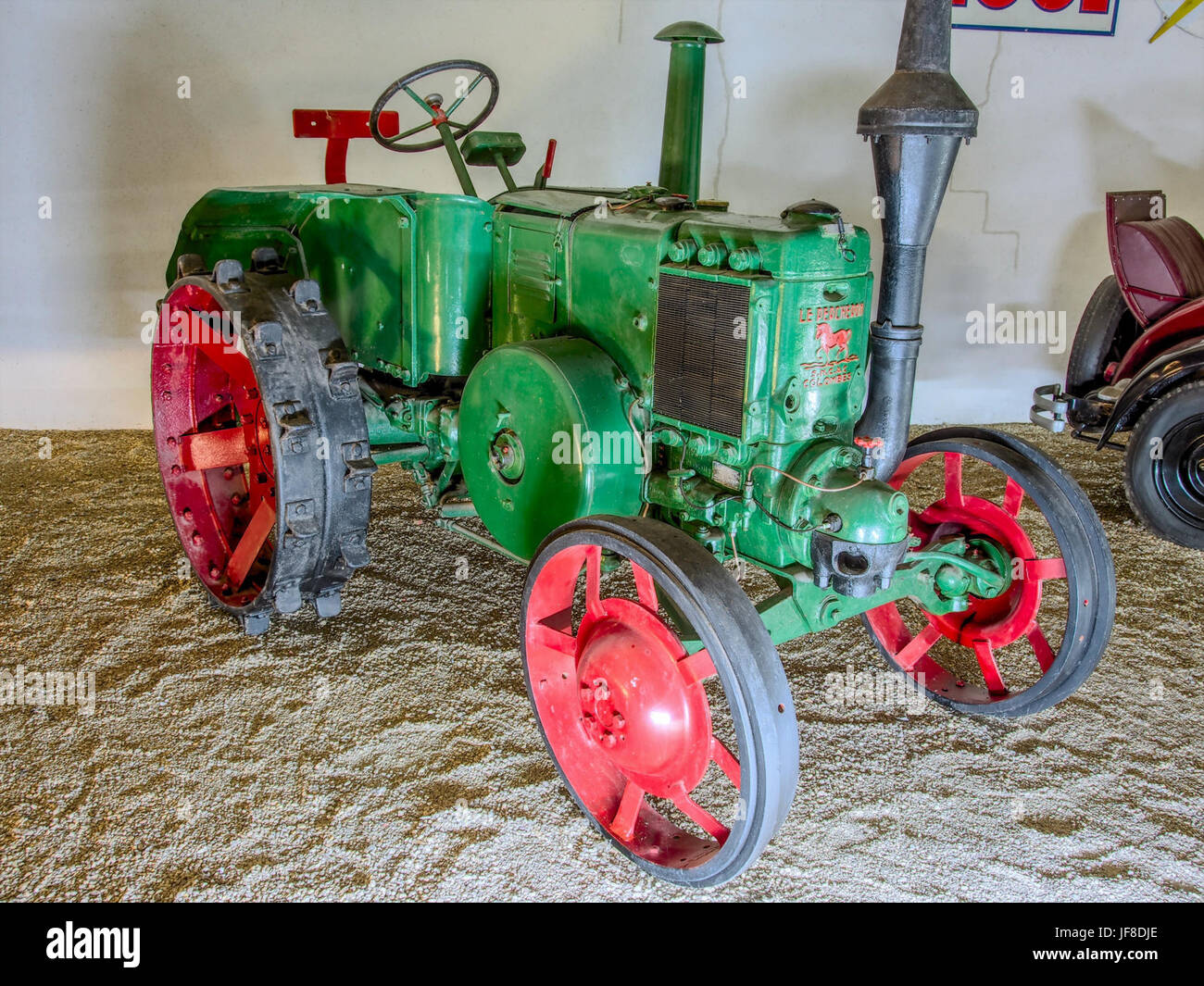 Le tracteur le Percheron 1948 du Musée Maurice Dufresne est un exemple emblématique de machines agricoles du milieu du XXe siècle, mettant en valeur le développement des outils agricoles après la seconde Guerre mondiale. Banque D'Images