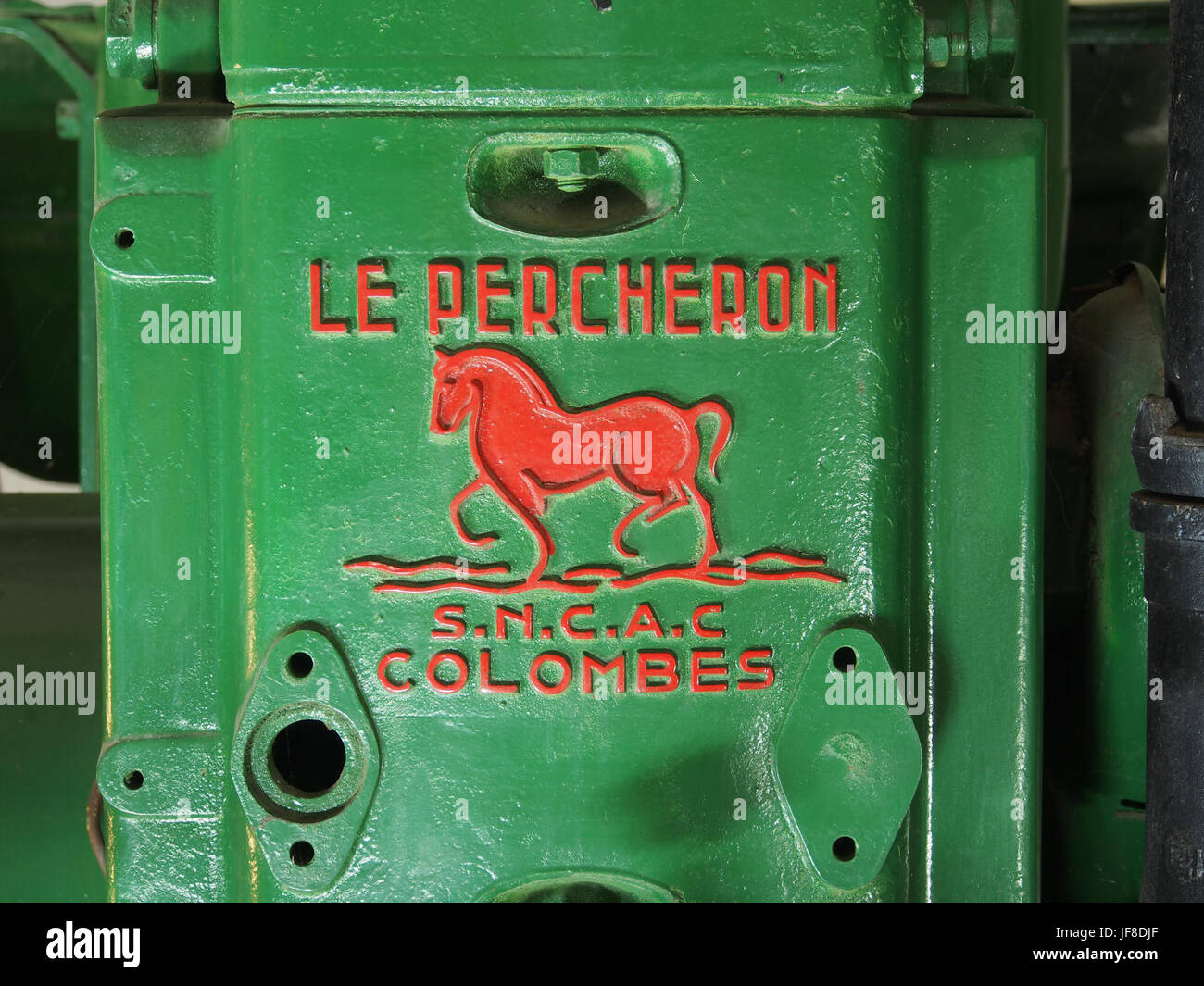 Le tracteur le Percheron de 1948, exposé au musée Maurice Dufresne, est un rare exemple du génie agricole français du milieu du XXe siècle, connu pour sa durabilité et sa conception. Banque D'Images