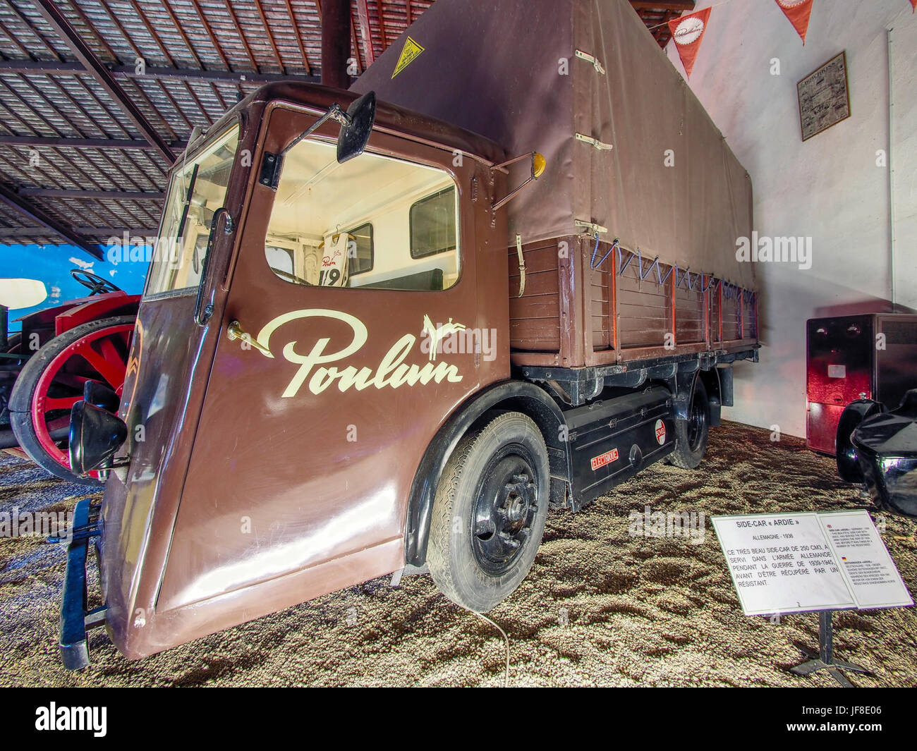Le camion électrique Sovel 1938, exposé au Musée Maurice Dufresne, présente les premières technologies des véhicules électriques, offrant un aperçu de l’avenir du transport durable. Banque D'Images