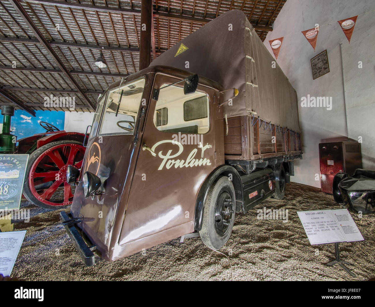 Le camion électrique Sovel 1938, exemple phare des premiers véhicules électriques, exposé au Musée Maurice Dufresne. Ce camion historique met en lumière les premiers efforts en matière de technologie de transport durable. Banque D'Images