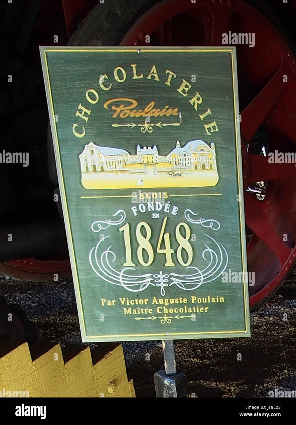 Le camion électrique Sovel 1938, un véhicule pionnier du début de l’ère du transport électrique, présenté au Musée Maurice Dufresne, avec un design publicitaire de 1848. Banque D'Images