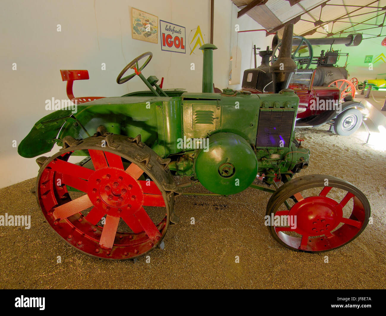 Un rare tracteur le Percheron de 1948, exposé au musée Maurice Dufresne. Le tracteur est connu pour sa conception robuste et son importance historique dans les machines agricoles d'après-guerre. Banque D'Images