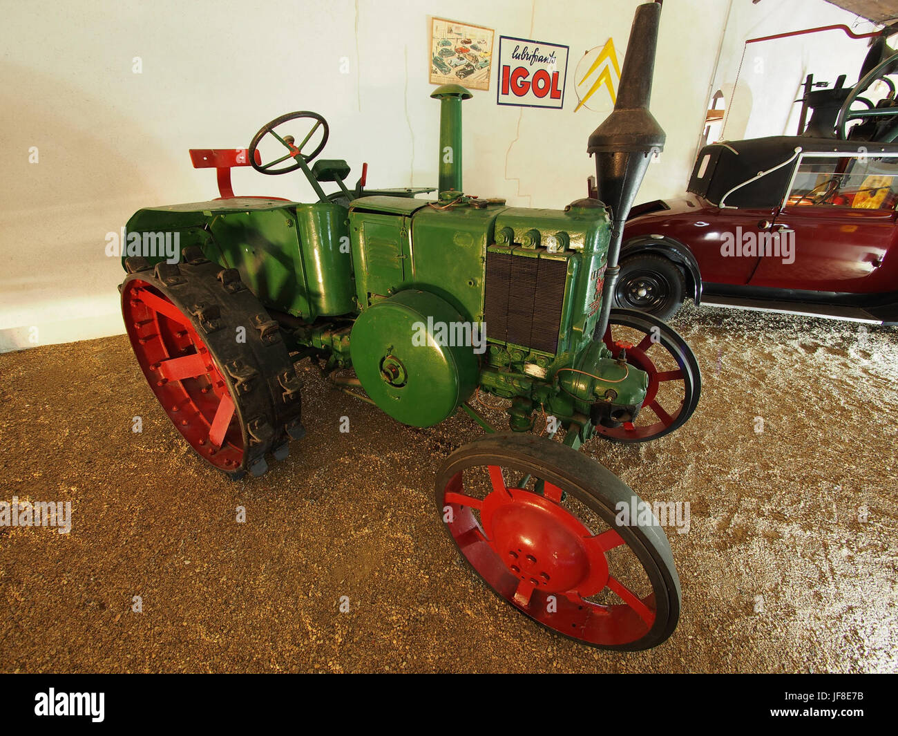 Le tracteur le Percheron de 1948, exposé au musée Maurice Dufresne, est un exemple notable de machines agricoles françaises du milieu du XXe siècle Banque D'Images