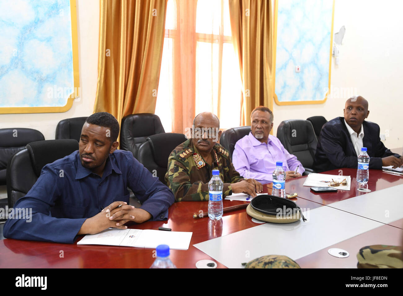 Des représentants de divers organismes d'application de la Somalie d'assister à une réunion entre l'Administration régionale de Benadir et la Mission de l'Union africaine en Somalie (AMISOM) dirigée par le commandant de la Force, le général Osman Nour Soubagleh. La rencontre a eu lieu à l'Administration centrale de la ville de Mogadiscio, Somalie, le 13 mai 2017. L'AMISOM Photo / Omar Abdisalan Banque D'Images