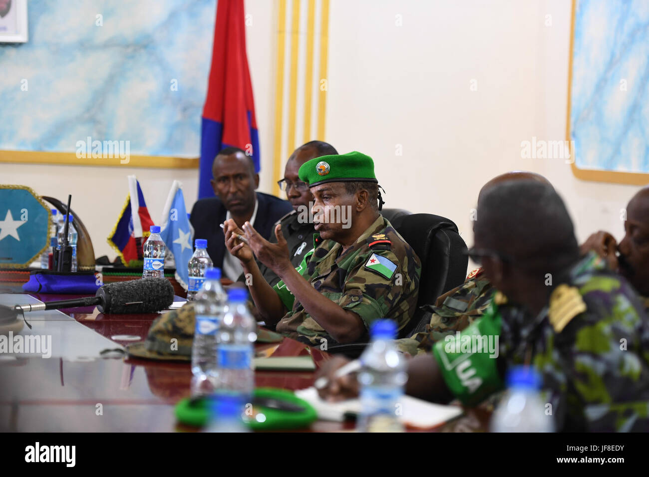 Le lieutenant général Osman Nour Soubagleh, le commandant de la Force de la Mission de l'Union africaine en Somalie (AMISOM) prend la parole lors d'une réunion avec Thabit Abdi Mohamed, le maire de Mogadiscio, qui est également le gouverneur de l'Administration régionale de Benadir, au bureau de ce dernier à Mogadiscio, Somalie, le 13 mai 2017. L'AMISOM Photo / Omar Abdisalan Banque D'Images