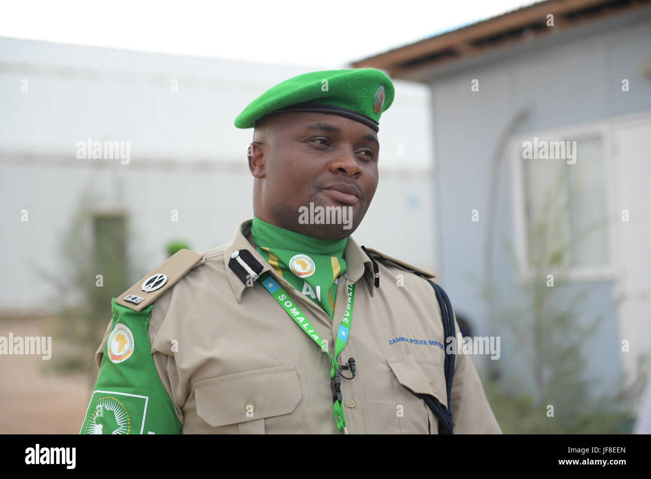 Sous-commissaire de police, Leon Ngulube de Zambie s'adressant aux journalistes après l'achèvement de la journée de huit agents de police une formation initiale à Mogadishu, Somalie, le 18 mai 2017. L'AMISOM Photo/Atulinda Allan Banque D'Images