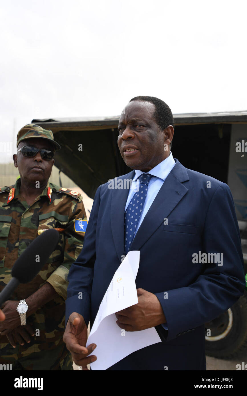 L'ambassadeur Francisco Madeira (à droite), le Représentant spécial du Président de la Commission de l'Union africaine (SRCC) pour la Somalie et le général Mohamed Ahmed Jimaale (à gauche), le chef des Forces de défense de la Somalie au cours d'une cérémonie à Mogadishu, Somalie de remettre l'équipement à l'armée nationale en Somalie le 25 mai 2017. L'AMISOM Photo / Omar Abdisalan Banque D'Images