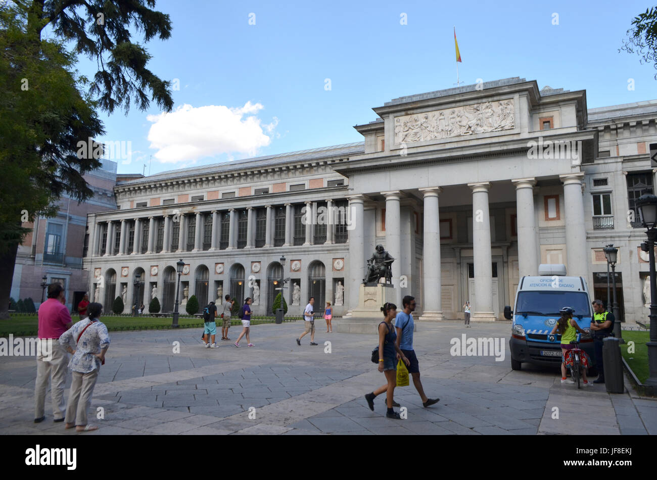 Vue sur la rue d'entrée du musée du Prado à Madrid, Espagne Banque D'Images