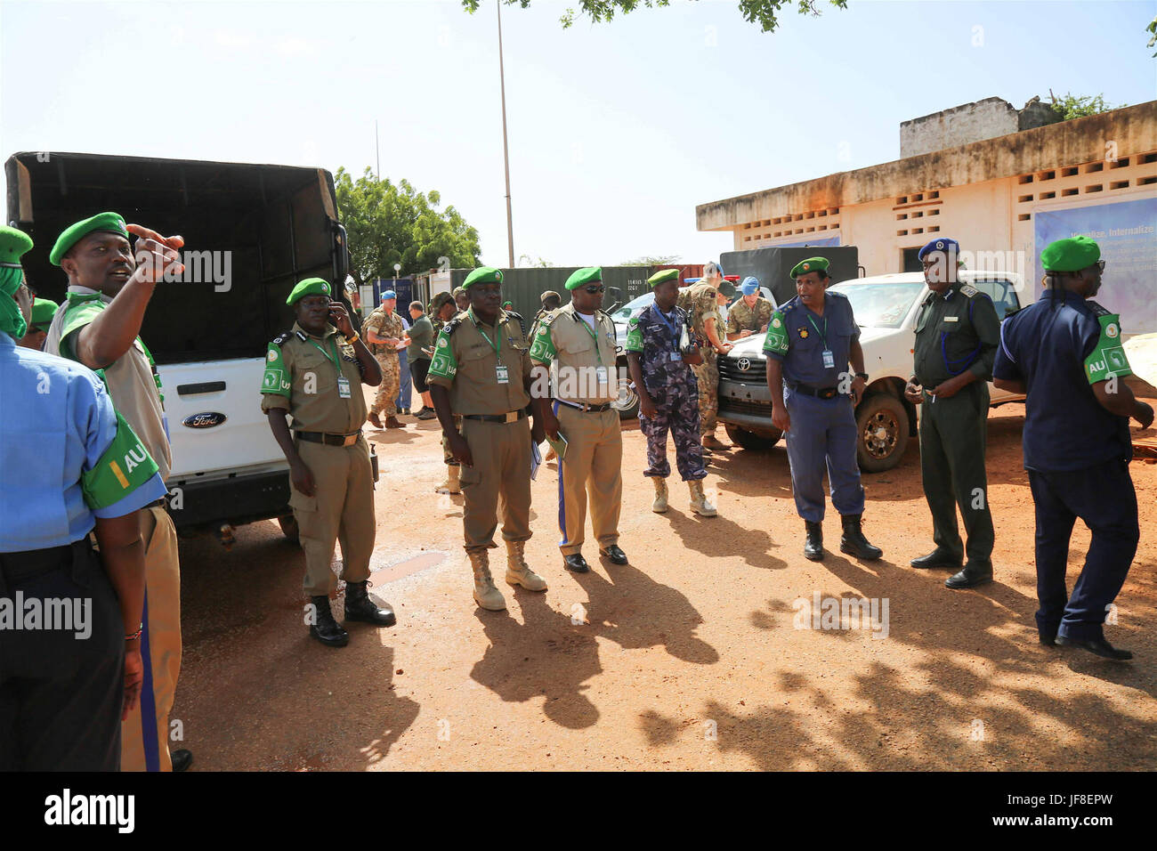 Commissaire de police de l'AMISOM Brig. Gen. Anand Pillay, aux côtés de policiers somaliens et de collègues de l’AMISOM, à l’aéroport de Kismayo le 12 juin 2017. La réunion met en lumière la collaboration entre les forces de l'AMISOM et la police somalienne pour renforcer la sécurité et la stabilité dans la région. Banque D'Images