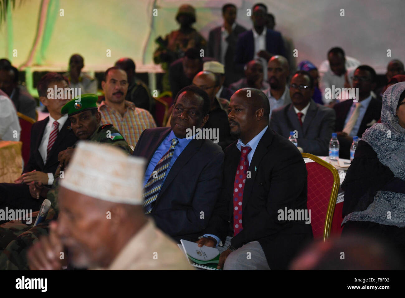 L'ambassadeur Francisco Madeira, le Représentant spécial du Président de la Commission de l'Union africaine (SRCC) pour la Somalie, d'autres invités assister à une cérémonie pour marquer le 57e anniversaire de la journée des régions du nord de la Somalie ont obtenu leur indépendance de la Grande-Bretagne le 26 juin 1960. Cet événement a eu lieu à Mogadiscio's town hall le 26 juin 2017. L'AMISOM Photo / Ilyas Ahmed Banque D'Images