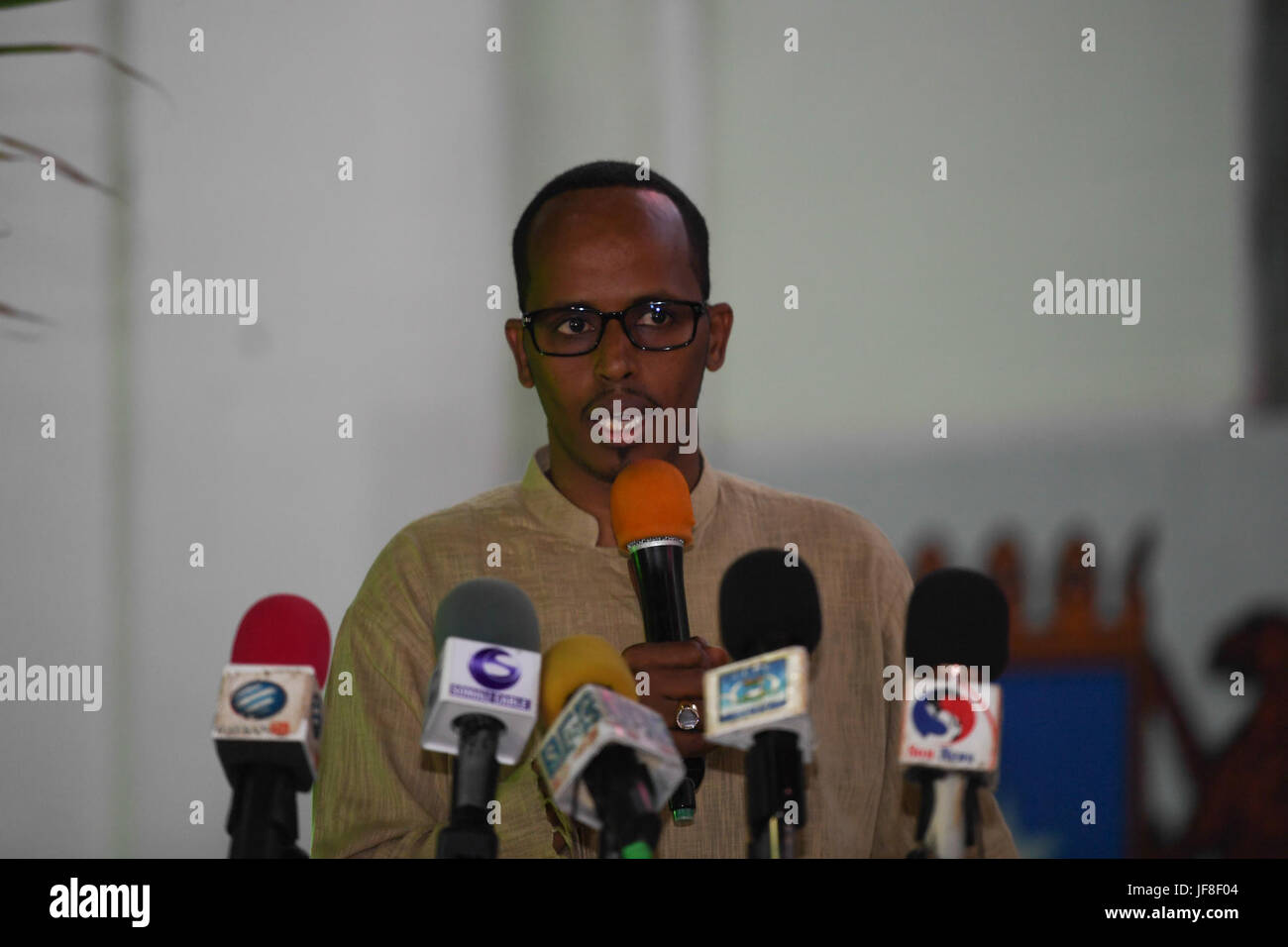 Thabit Abdi Mohamed, le maire de Mogadiscio parle lors d'une cérémonie pour marquer le 57e anniversaire de la journée des régions du nord de la Somalie ont obtenu leur indépendance de la Grande-Bretagne le 26 juin 1960. Cet événement a eu lieu à Mogadiscio's town hall le 26 juin 2017. L'AMISOM Photo / Ilyas Ahmed Banque D'Images