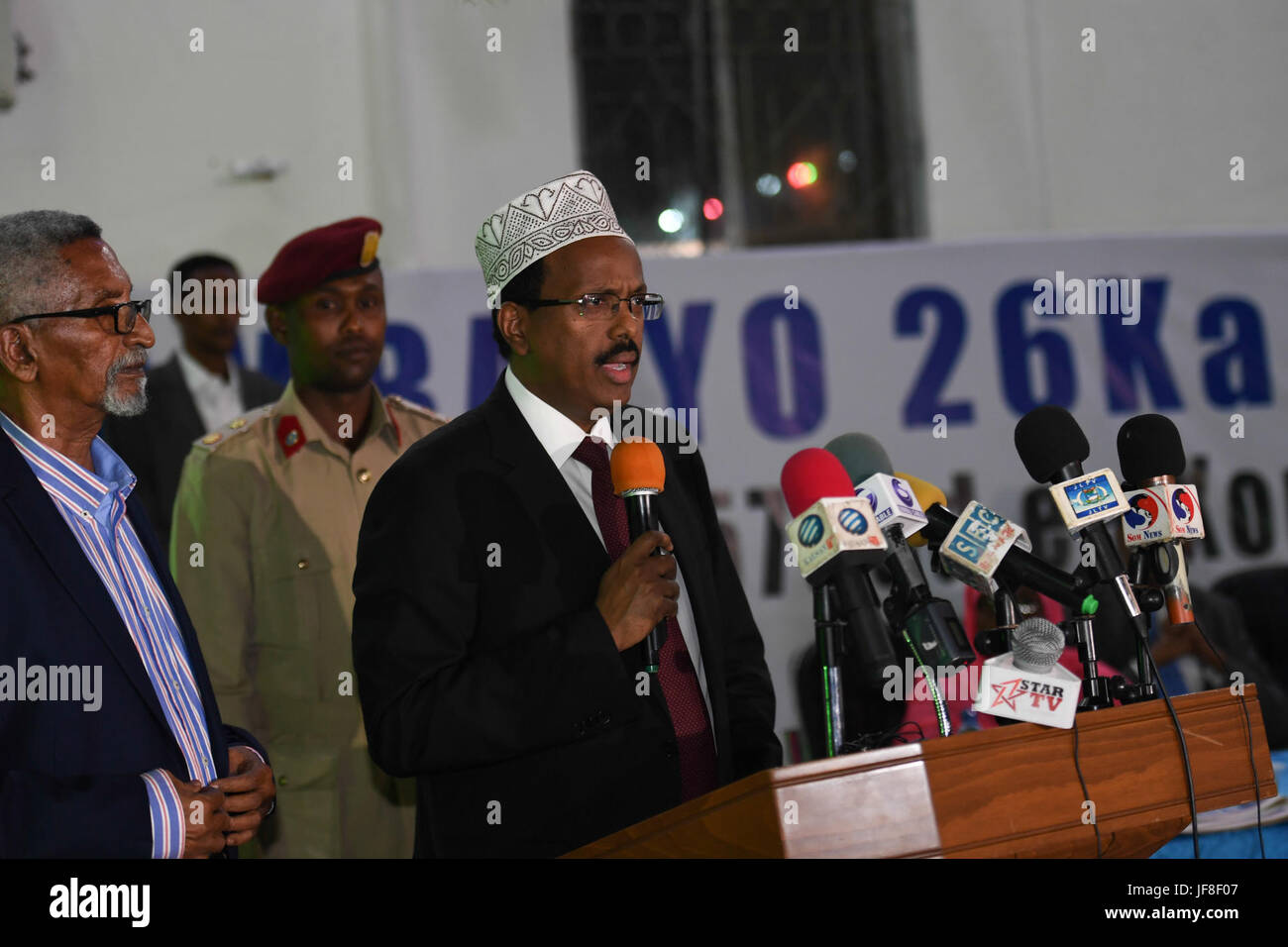 Le Président de la Somalie, Mohamed Abdulahi Farmaajo parle lors d'une cérémonie pour marquer le 57e anniversaire de la journée des régions du nord de la Somalie ont obtenu leur indépendance de la Grande-Bretagne le 26 juin 1960. Cet événement a eu lieu à Mogadiscio's town hall le 26 juin 2017. L'AMISOM Photo / Ilyas Ahmed Banque D'Images