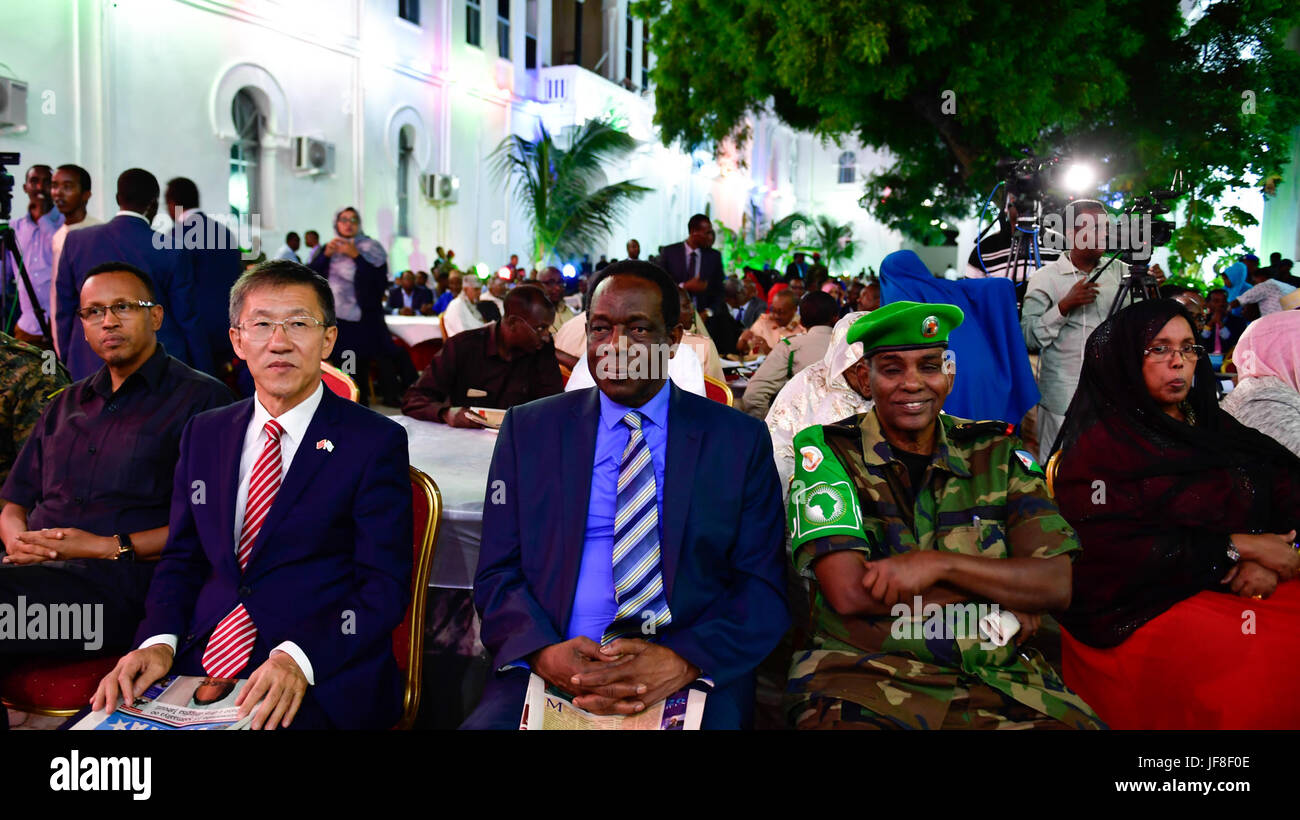 L'ambassadeur Francisco Madeira, le Représentant spécial du Président de la Commission de l'Union africaine (SRCC) pour la Somalie, (centre), le général Osman Nour Soubagleh, le commandant de la Force de la Mission de l'Union africaine en Somalie (AMISOM), (2e à partir de la droite) et d'autres invités assister à une cérémonie pour marquer le 57e anniversaire de la journée des régions du nord de la Somalie ont obtenu leur indépendance de la Grande-Bretagne le 26 juin 1960. Cet événement a eu lieu à Mogadiscio's town hall le 26 juin 2017. L'AMISOM Photo / Ilyas Ahmed Banque D'Images