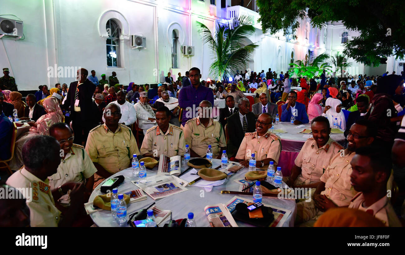 De hauts officiers militaires somaliens et d'autres invités assister à une cérémonie pour marquer le 57e anniversaire de la journée des régions du nord de la Somalie ont obtenu leur indépendance de la Grande-Bretagne le 26 juin 1960. Cet événement a eu lieu à Mogadiscio's town hall le 26 juin 2017. L'AMISOM Photo / Ilyas Ahmed Banque D'Images