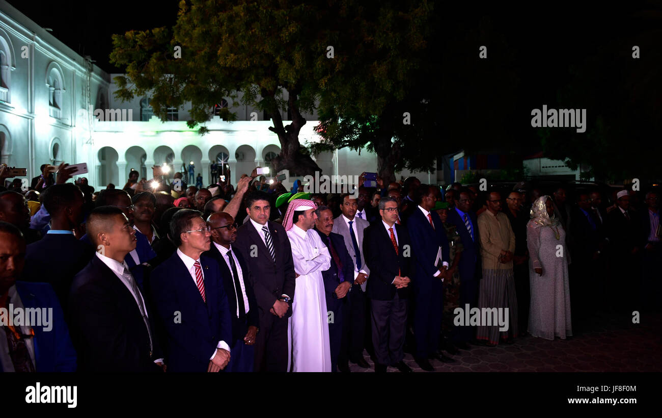 Invités lors d'une cérémonie pour marquer le 57e anniversaire de la journée des régions du nord de la Somalie ont obtenu leur indépendance de la Grande-Bretagne le 26 juin 1960. Cet événement a eu lieu à Mogadiscio's town hall le 26 juin 2017. L'AMISOM Photo / Ilyas Ahmed Banque D'Images