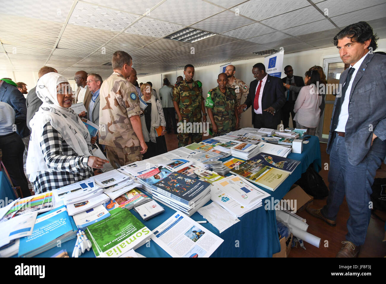 Le lieutenant-général Osman Nour Soubagleh, le commandant de la Force de la Mission de l'Union africaine en Somalie (AMISOM), à l'un des stands d'exposition lors de célébrations pour marquer la Journée de l'Europe, à Mogadiscio, le 9 mai 2017. L'AMISOM Photo / Omar Abdisalan Banque D'Images